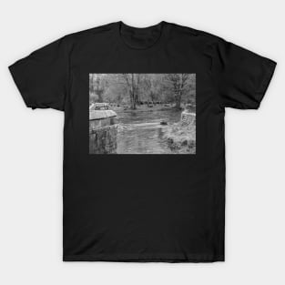 A view over the River Wye in Bakewell, Derbyshire T-Shirt